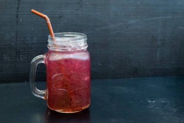 Masada bir bardak üzüm suyu.