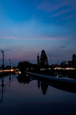 Günbatımı Buda heykeli Wat delikanlı Pha Dook, Nonthaburi, Tayland tapınak, arkasında.