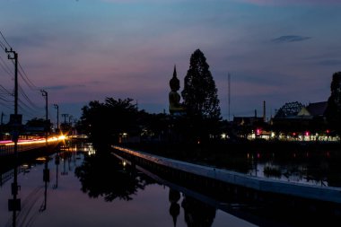 Günbatımı Buda heykeli Wat delikanlı Pha Dook, Nonthaburi, Tayland tapınak, arkasında.
