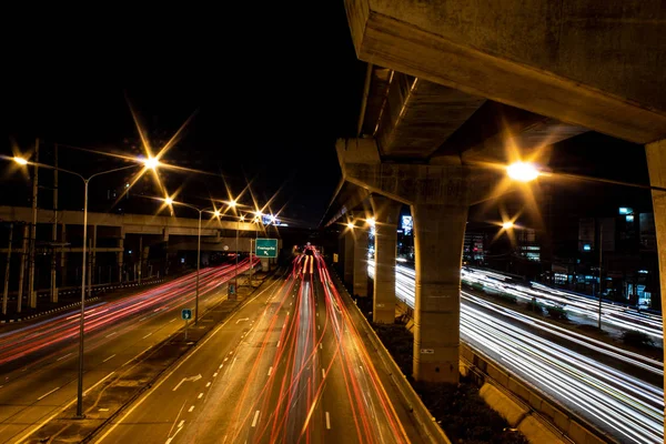 ライトは 道路上で車のライトをぼやけています — ストック写真