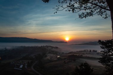 Sis ve güneş dağ sonra sabah.