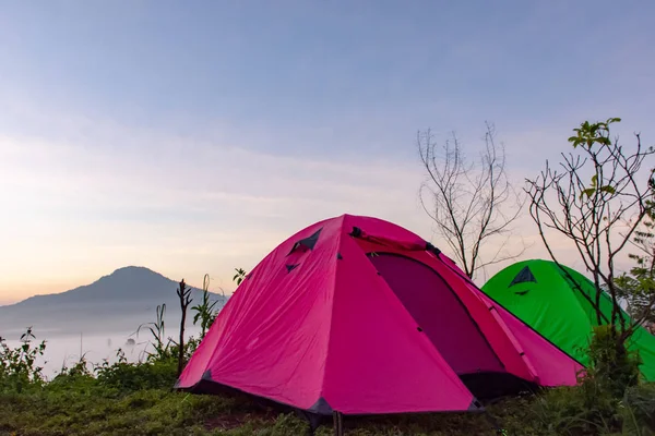 Tenda Montanha Fundo Névoa Sol Manhã Após Montanha — Fotografia de Stock