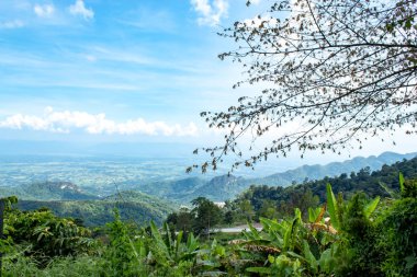Işık ne zaman bulutlar ve dağ gökyüzü güzellik.