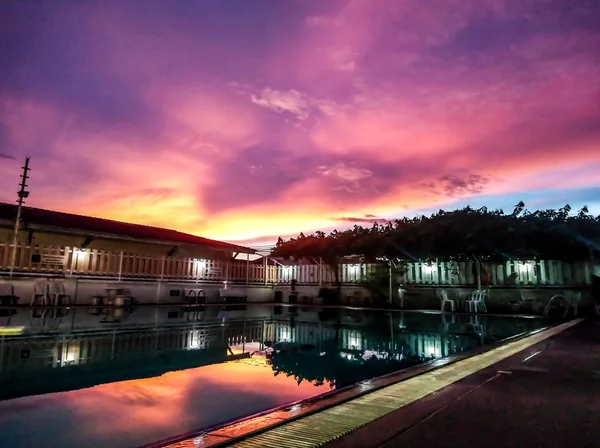 タイのプールに沈む夕日 — ストック写真