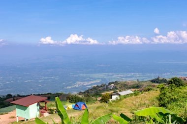 Hill ve lahana çiftlik arazi üzerinde yetiştirilen ev.