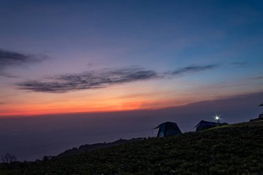 Çadır ve arka plan gökyüzü ve dağ sayısı sabah.