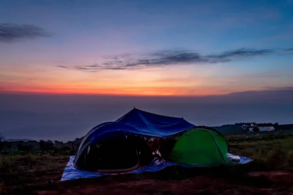 Zelt Und Hintergrund Himmel Und Berge Morgen — Stockfoto