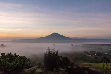 Sis ve güneş dağ sonra sabah.