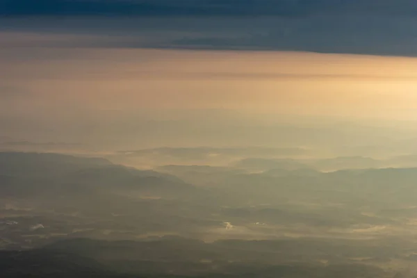Niebla Mañana Cubierto Montañas Luz Solar — Foto de Stock