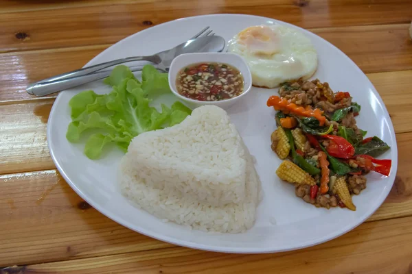 Revuelva Hoja Albahaca Frita Cerdo Con Arroz Ponga Huevo Conserva — Foto de Stock