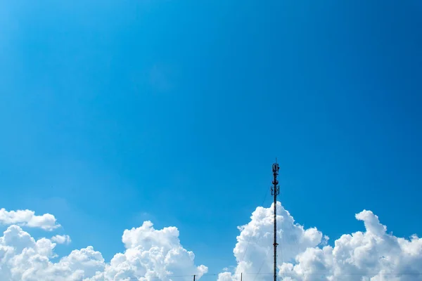 Dalga Iletim Direği Büyük Telefon Sinyal Parlak Mavi Gökyüzü Ile — Stok fotoğraf