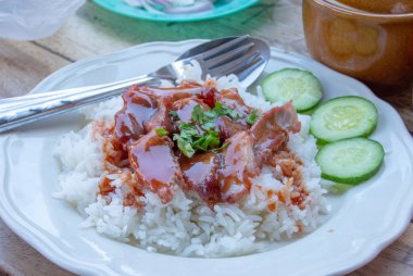 Pirinç ve bir plaka üzerinde salatalık ile kırmızı domuz.