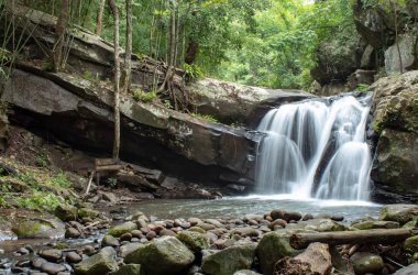 Phu Soi Dao şelale: Loei, Thailand içinde dağlardan akan şelale.