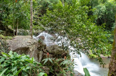 Phu Soi Dao şelale: Loei, Thailand içinde dağlardan akan şelale.