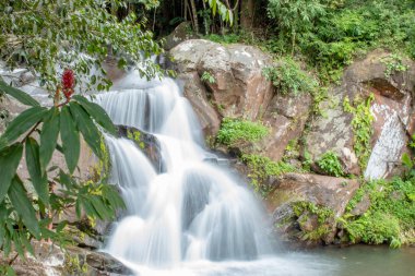 Phu Soi Dao şelale: Loei, Thailand içinde dağlardan akan şelale.