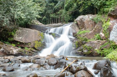 Phu Soi Dao şelale: Loei, Thailand içinde dağlardan akan şelale.