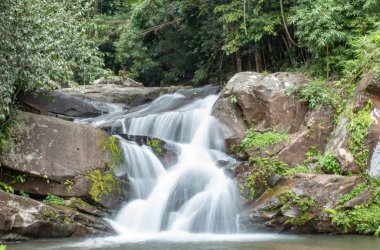 Phu Soi Dao şelale: Loei, Thailand içinde dağlardan akan şelale.