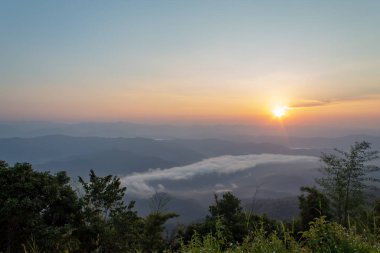 Sis ve güneş dağ, Phu Soi Dao Milli Parkı, Uttaradit Tayland sonra sabah.