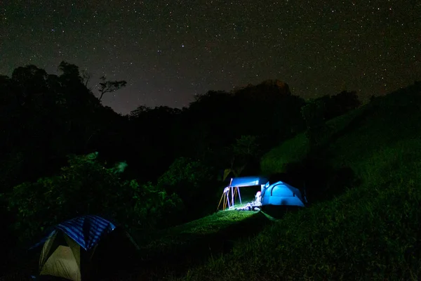 帐篷和背景的天空和夜晚的星星 — 图库照片