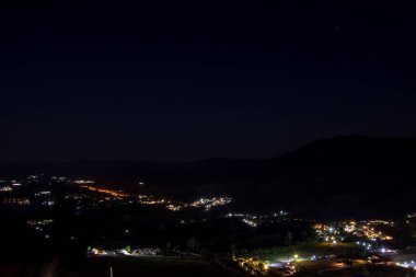 Villa ve gece gökyüzüne Khao Kho: phetchabun, Thailand, doğal aydınlatma.