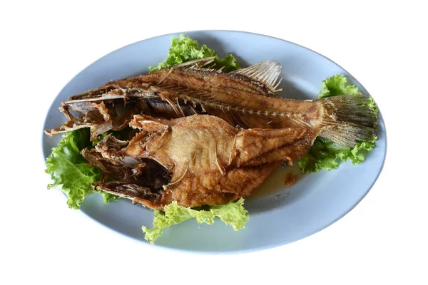 Ikan Kakap Goreng Dan Sayuran Dengan Latar Belakang Putih — Stok Foto
