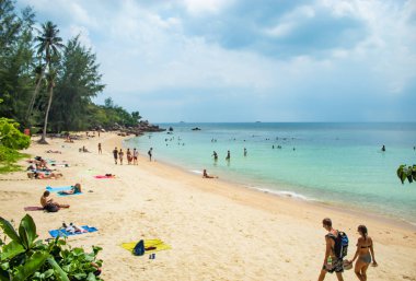 Güneşlenme ve Koh Raham, Surat Thani Tayland denizde yüzme turistler. 31 Mart 2018.