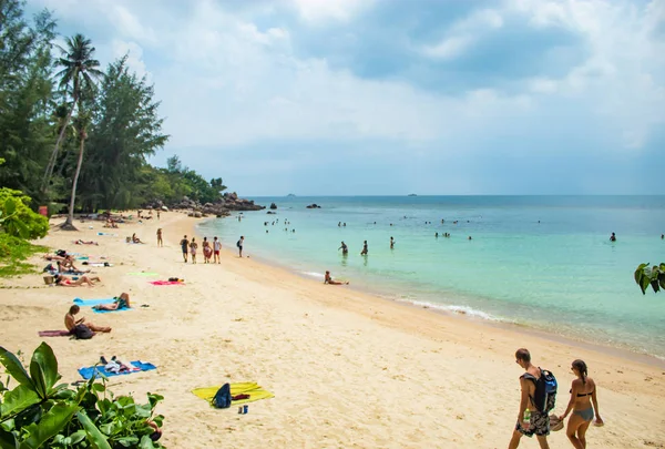 Turystów Opalanie Się Pływanie Morzu Koh Raham Surat Thani Tajlandii — Zdjęcie stockowe