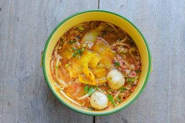 Baharatlı erişte çorbası ile domuz eti, koyun Pinto ahşap masa.