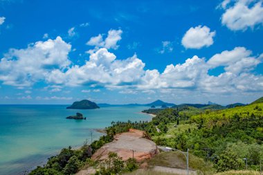 Deniz ve gökyüzü Sairee Sawee Beach, Chumphon Tayland adaların güzelliği.