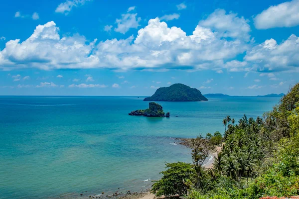 海とサイリー Sawee ビーチ チュンポン タイで空の島の美しさ — ストック写真