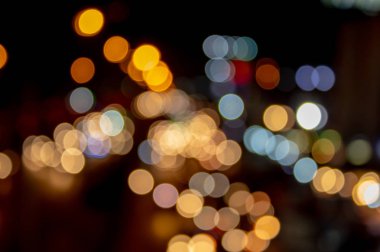 Işıklar ışıklar bir arka plan olarak kullanılan yolda araba bulanık.