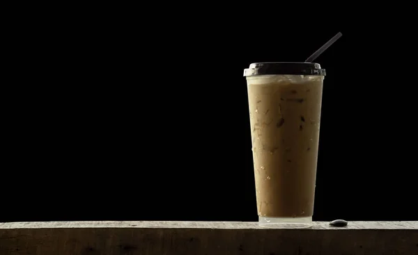 Холодный Кофе Пластиковом Стекле Деревянном Черном Фоне — стоковое фото