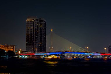 Güzellik Chao Phraya Nehri ve gece teknede akılcılık Pinklao köprüsünde, Bangkok Tayland.