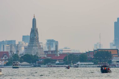 Chao Phraya Nehri ve Wat Arun Famous Bangkok Tayland en eski tapınağıdır tekne. 22 Kasım 2018.