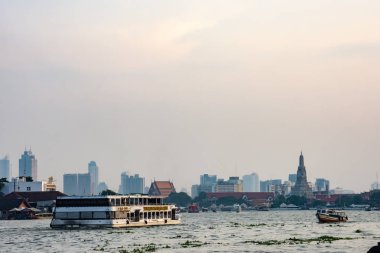 Chao Phraya Nehri ve Wat Arun Famous Bangkok Tayland en eski tapınağıdır tekne. 22 Kasım 2018.