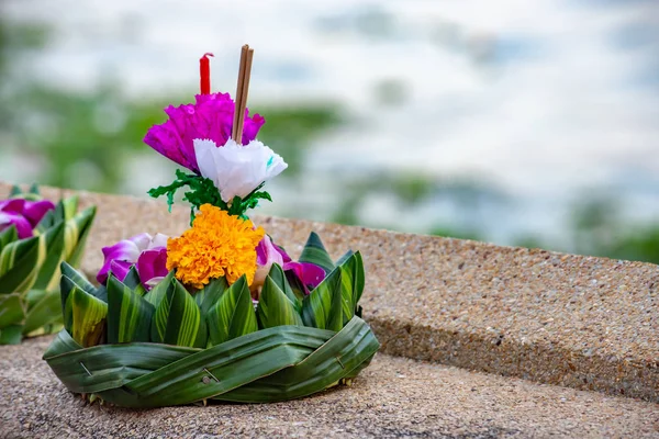 Flotador Decorado Hecho Materiales Naturales Que Caer Por Río — Foto de Stock