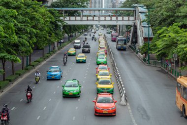 Üst üste Chatuchak, Bangkok, yolda renkli taksi park 