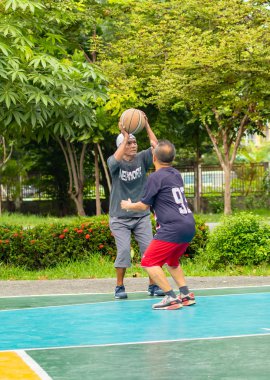 Bangyai Park Nonthaburi Tayland basketbol oynamayı ihtiyar egzersiz ile mutlu. 22 Ağustos 2018
