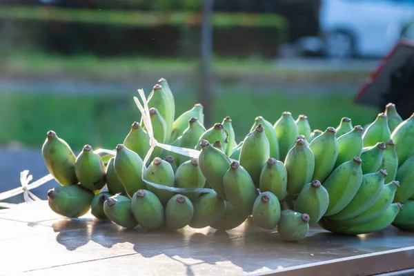 Plátanos Verdes Madurarán Comer Colocado Mesa — Foto de Stock