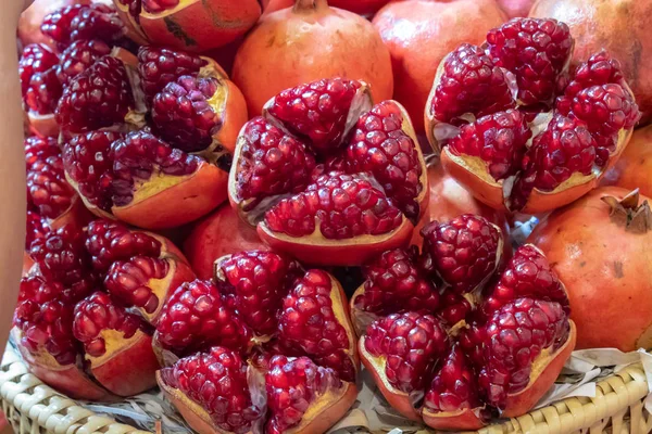 Rijpe Granaatappel Vruchten Bamboe Mand Met Heerlijke Knalrood — Stockfoto