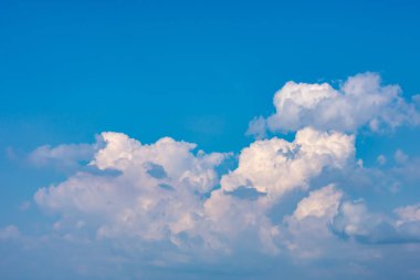 Bulutlu ve güneşli gökyüzünün güzelliği.