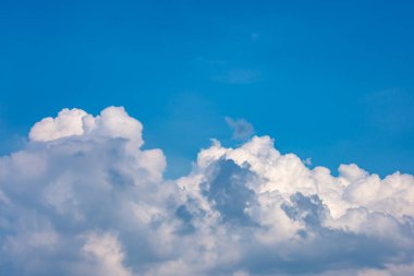 Bulutlu ve güneşli gökyüzünün güzelliği.