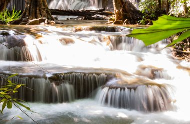 Huay Mae khamin şelale Milli Parkı, Kanchana buri Tayland, dağlardan akan şelale.
