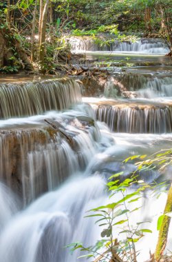 Huay Mae khamin şelale Milli Parkı, Kanchana buri Tayland, dağlardan akan şelale.