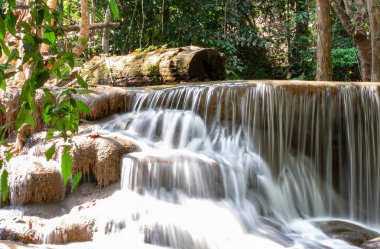 Huay Mae khamin şelale Milli Parkı, Kanchana buri Tayland, dağlardan akan şelale.