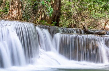 Huay Mae khamin şelale Milli Parkı, Kanchana buri Tayland, dağlardan akan şelale.