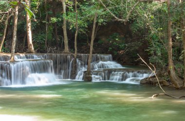Huay Mae khamin şelale Milli Parkı, Kanchana buri Tayland, dağlardan akan şelale.