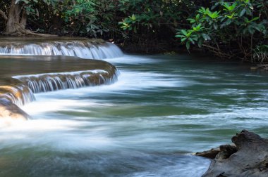 Huay Mae khamin şelale Milli Parkı, Kanchana buri Tayland, dağlardan akan şelale.