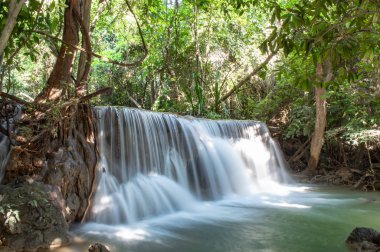 Huay Mae khamin şelale Milli Parkı, Kanchana buri Tayland, dağlardan akan şelale.