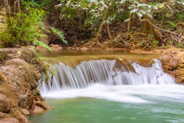Huay Mae khamin şelale Milli Parkı, Kanchana buri Tayland, dağlardan akan şelale.